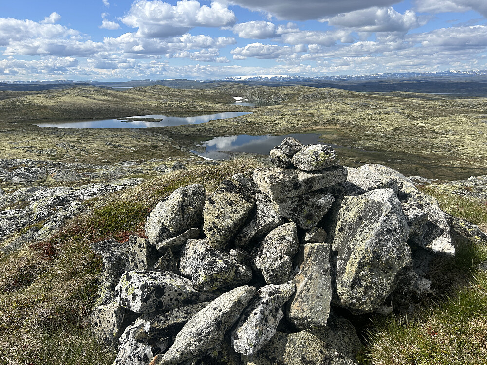Toppvarden på Kosadalsnuten med Hardangerjøkulen i bakgrunnen.
