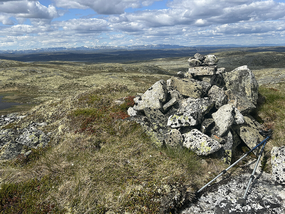 Toppvarden på Kosadalsnuten med Hallingskarvet i bakgrunnen.