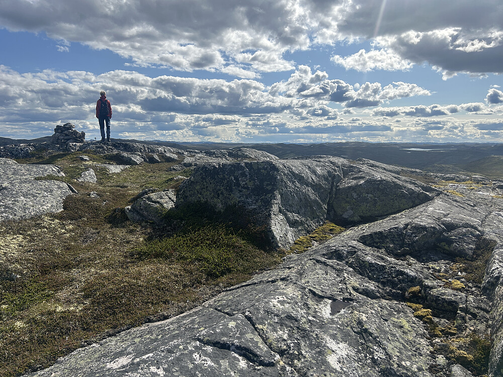 Vegard ved toppvarden på Austre Hettehovet. 