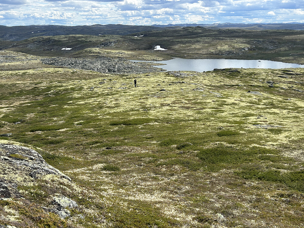 Vegard på vei ned fra Kosadalsnuten i trivelig landskap.