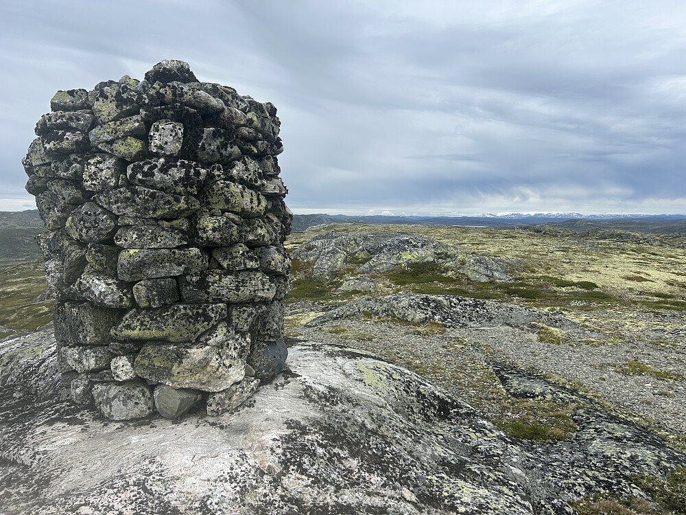 Fin varde på Skjortevarden med utsikt til Hardangerjøkulen.