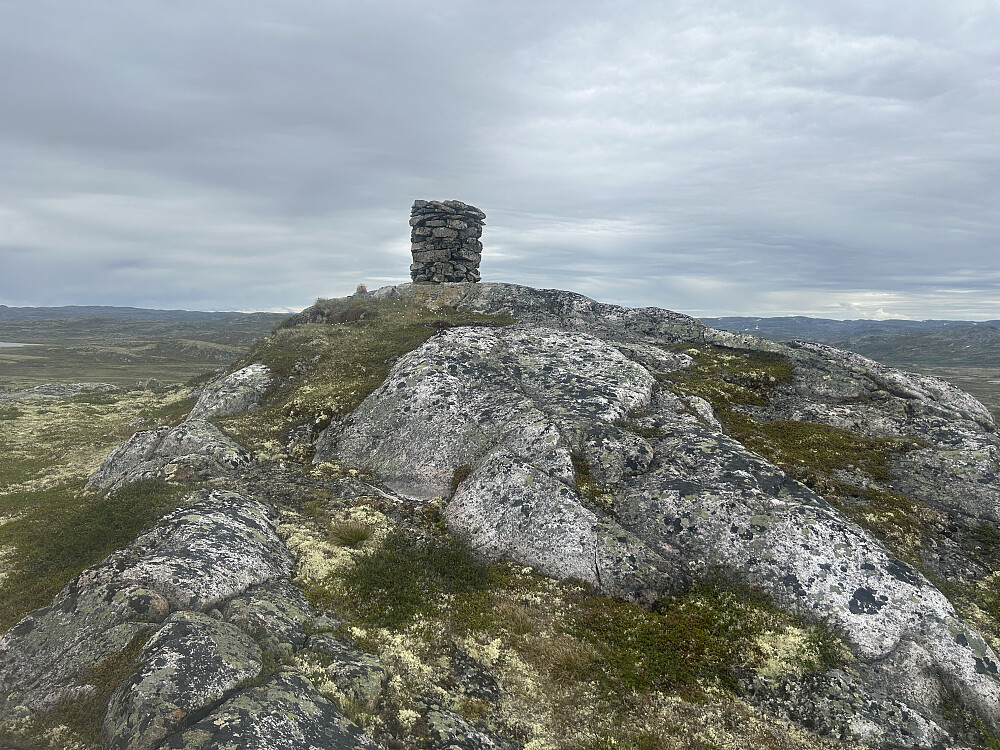 Det her er varden på dagens andre topp: Breidhovd på 1323 moh.