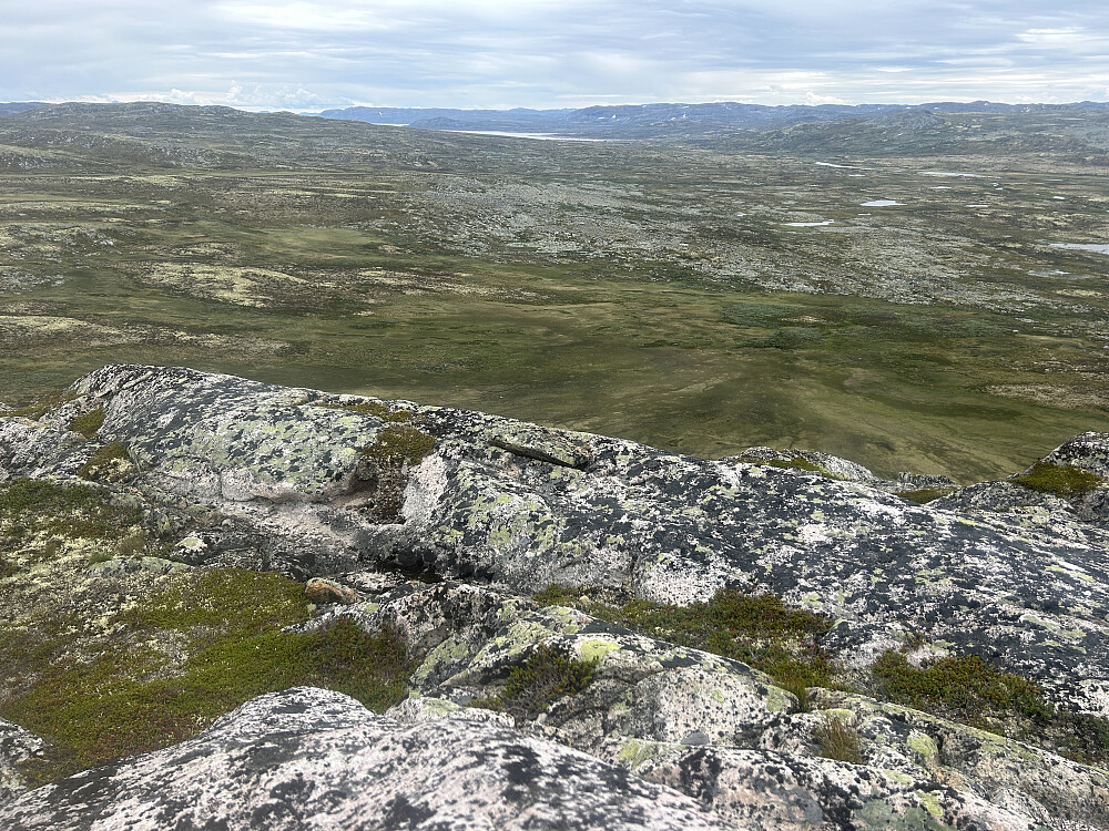 Utsikt sørover fra Breidhovd med innsjøen Mår langt borte.