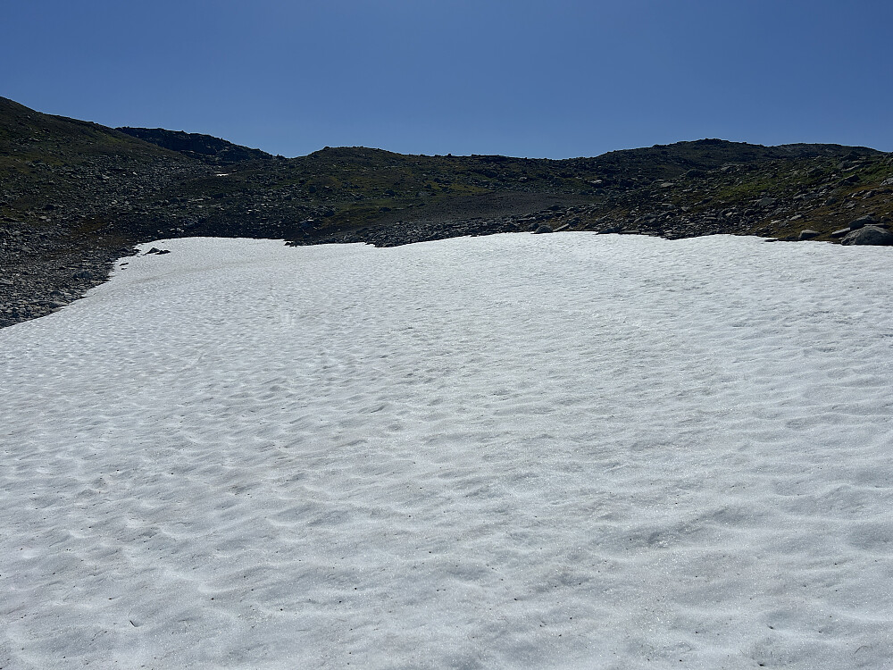 Snøfonnen jeg passerte på vei opp mot skaret.