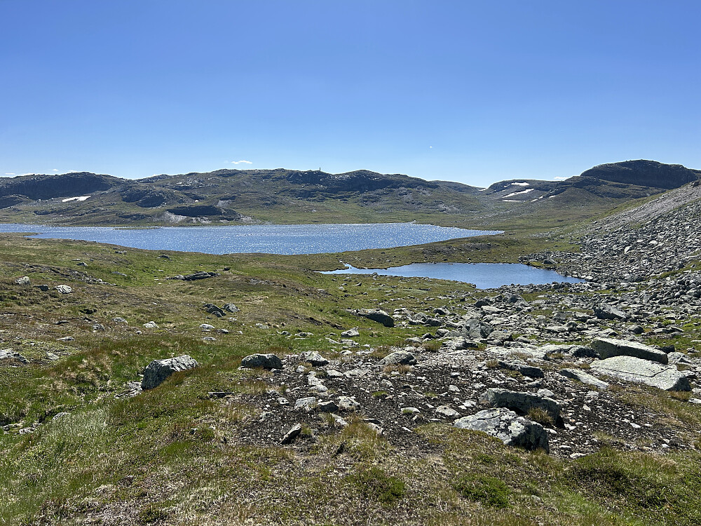 Og på andre siden av skaret har jeg kommet litt nærmere turmålet Blyvarden som kan ses som en mast midt i bildet.