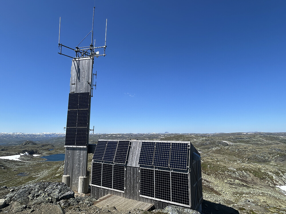 Hårteigen ses langt borte over bygningen.