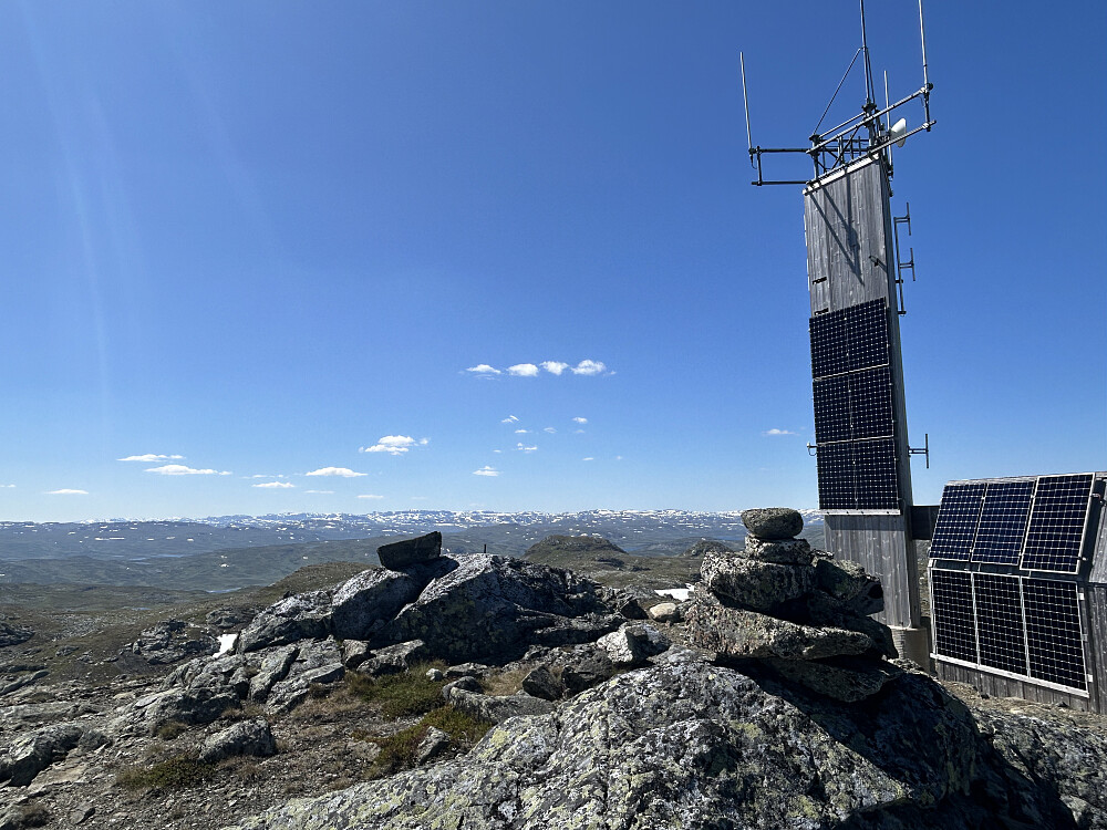 Utsikt sørvestover mot den fortsatt mer snødekte delen av Hardangervidda.