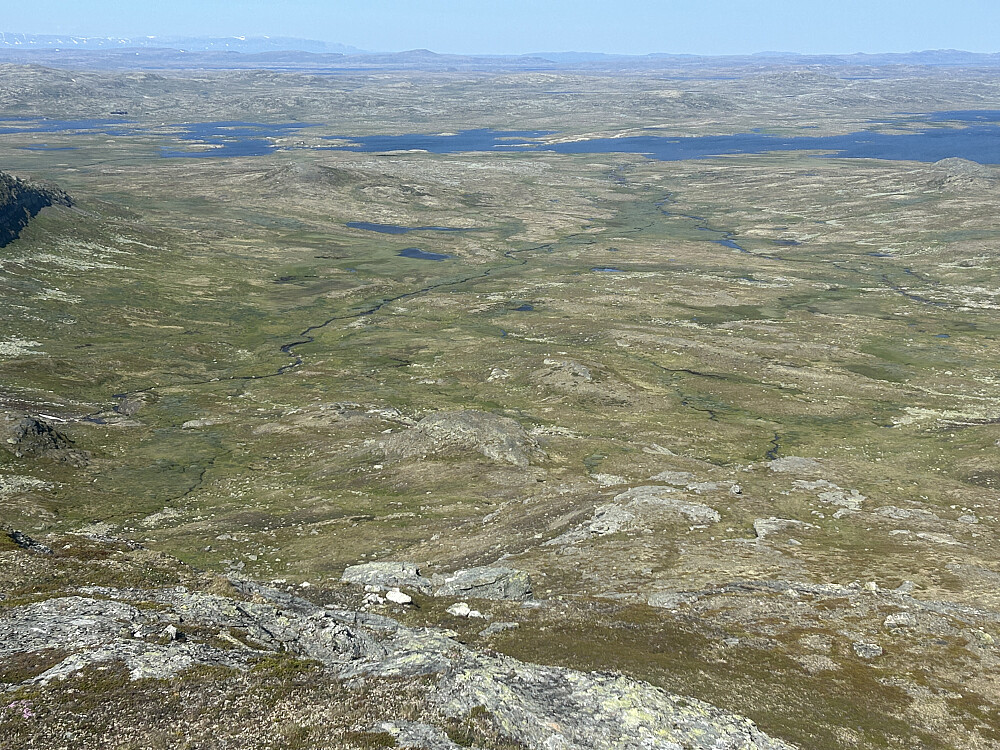 Utsikt fra Lakadalsberga og Sandhaug kan skimtes ute til venstre i bildet.