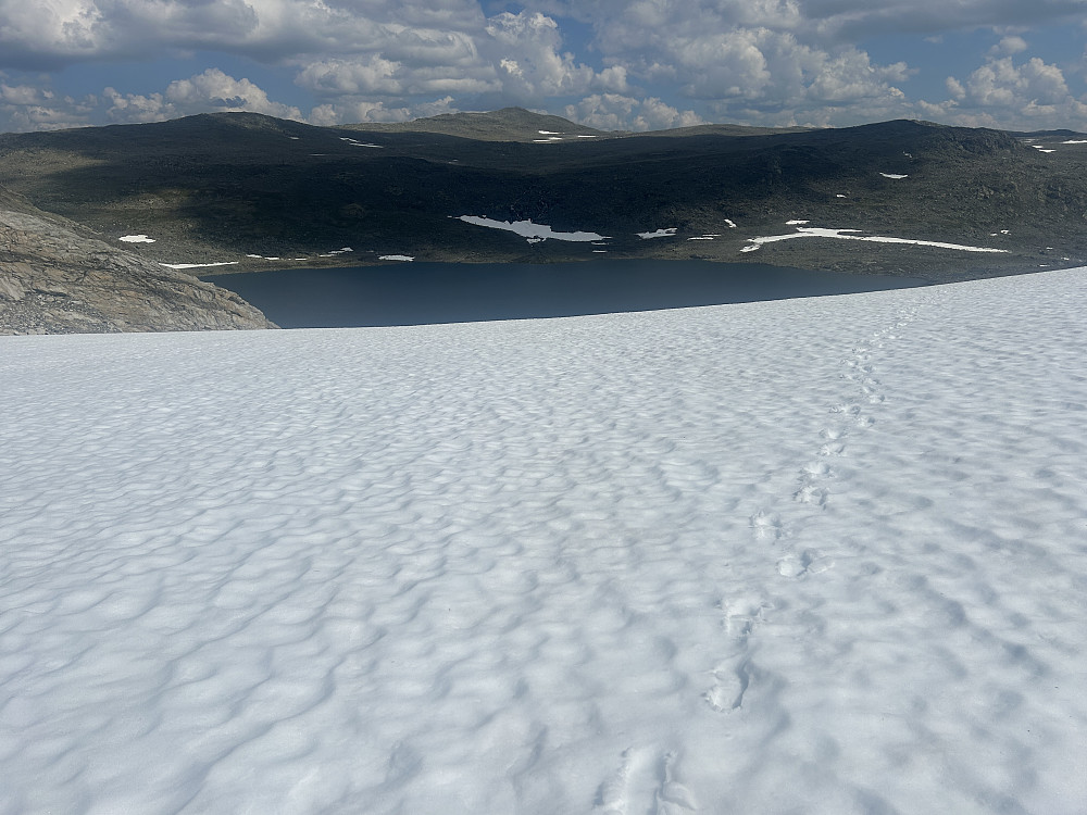 Disse sporene er ikke våre, og heller ingen pb'er ser det ut til. Raudebergnuten ser innmari langt ut på andre siden av Jøranvatnet.