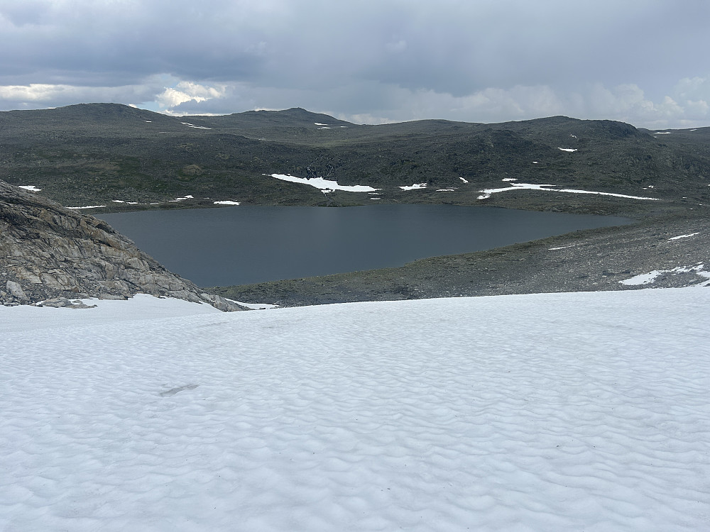 Påvei nedover på denne snøfonna ovenfor Jøranvatnet holdt vi litt til høyre for å unngå den bratteste delen. Ville ikke prøve noen glissade mot steinura nedenfor.