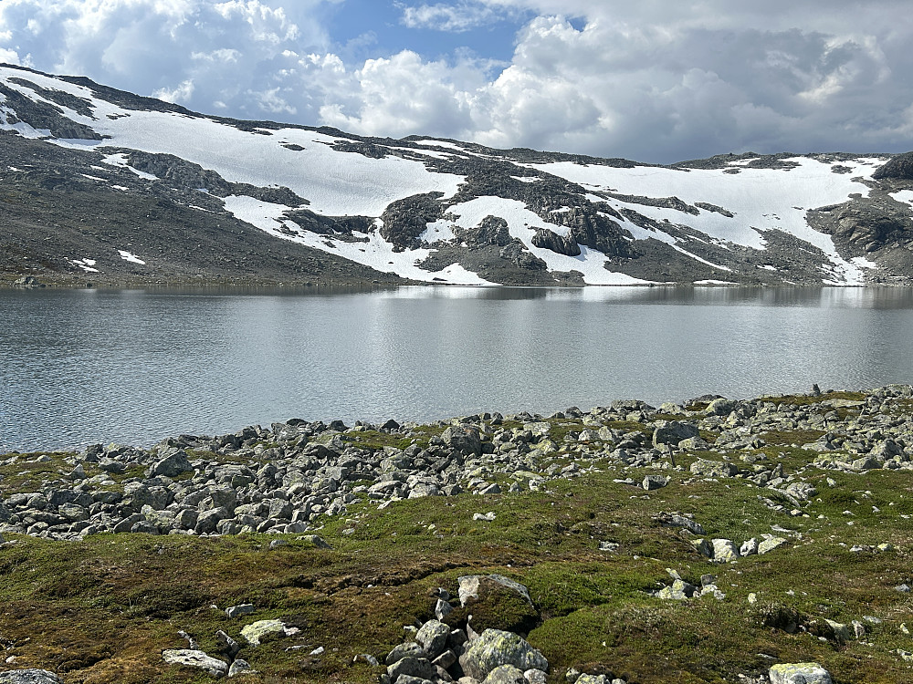 På andre siden av vannet på vei mot Gråhyrneran krysset vi disse snøfeltene høyt oppe.