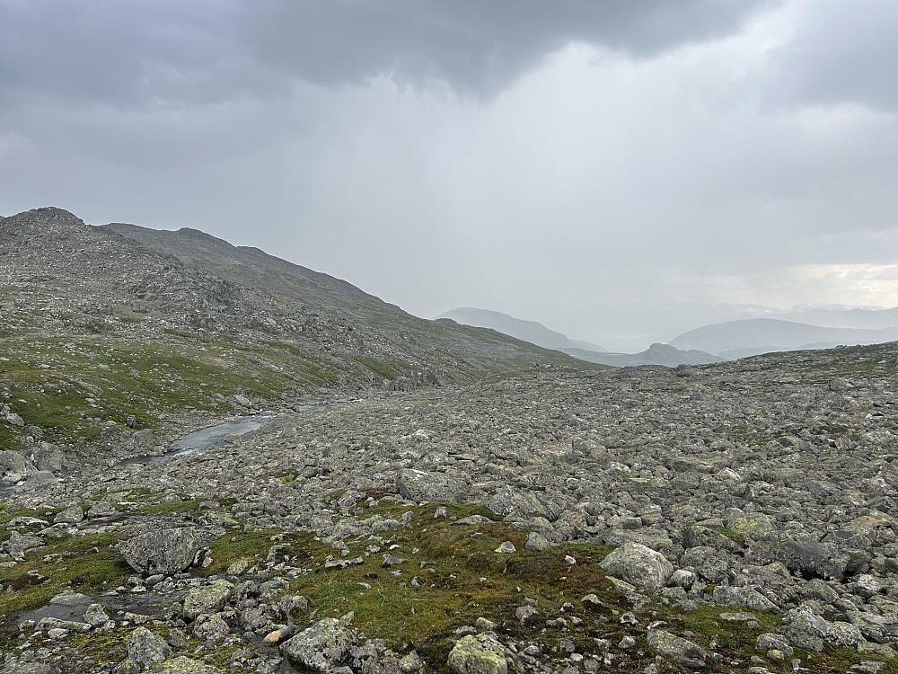 Her ser vi nedover i Mjolgedalen like før regnet kommer.