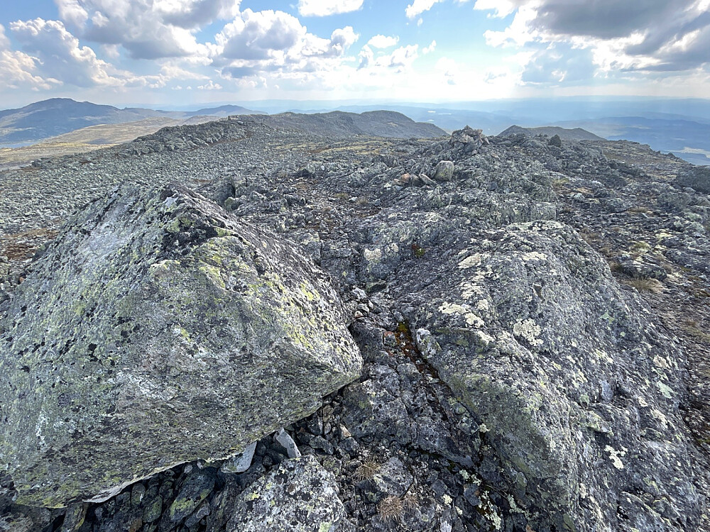 Toppunktet på Nørdre Skorve er antagelig steinen til venstre. En liten toppvarde ses litt lenger borte.