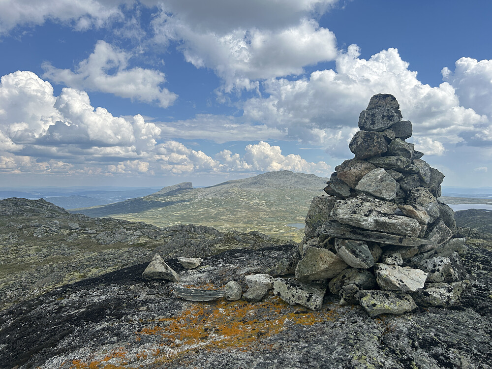 Toppvarden på Storebottnuten og Såta og Storehorn til venstre..