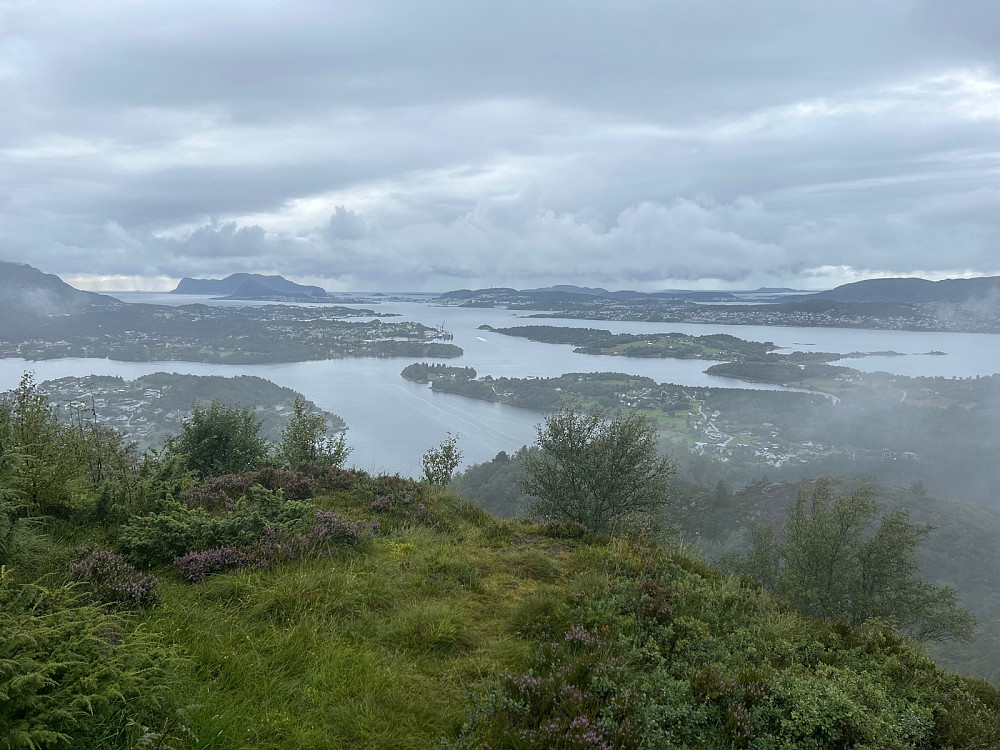 Utsikt fra Leirvågfjellet vestover mot Ålesund.