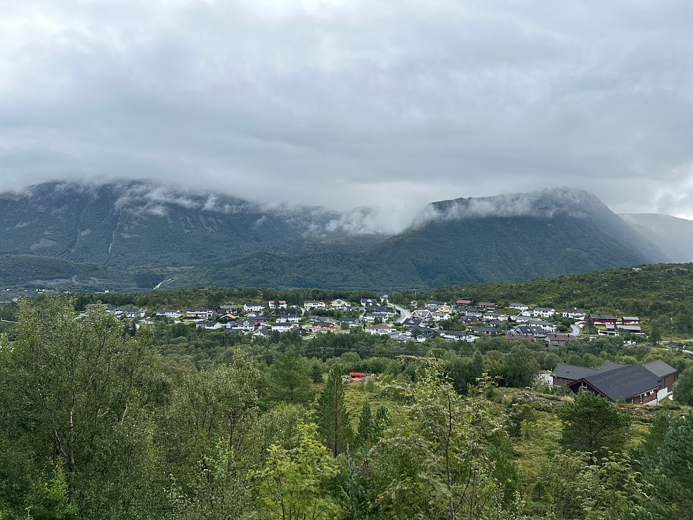 Utsikt østover med Storfjellet innhyllet i skyer.