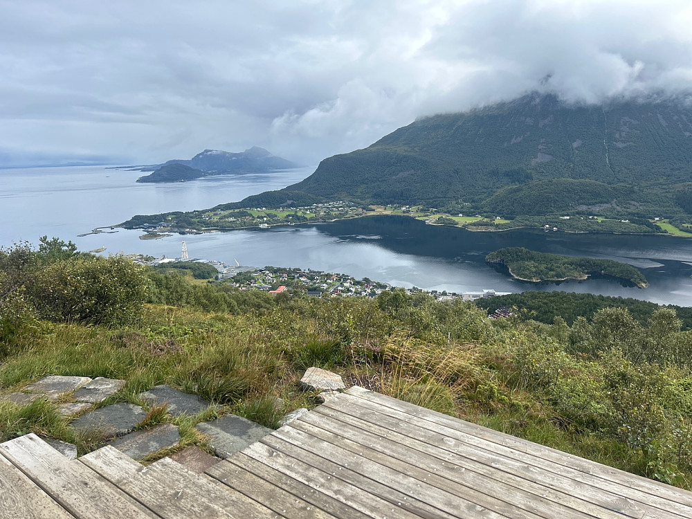 Her ser jeg over fjorden til vesntre i bildet til Dryna i Romsdal, og fant ut at det går gratisferje dit; ypperlig turmål neste sommer.