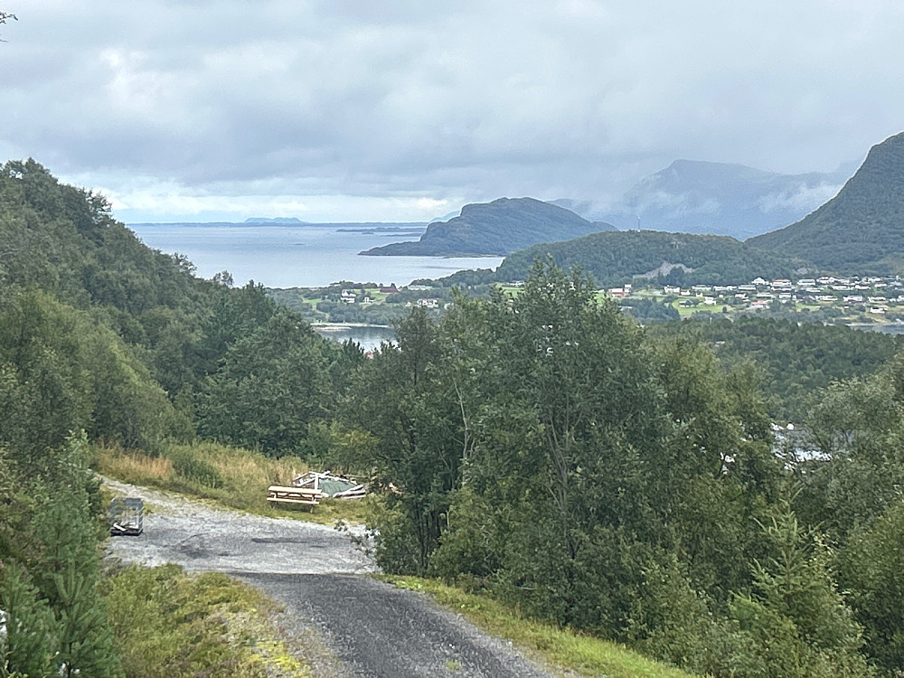 Lurer alltid på hvilken topp jeg ser i det fjerne og min kandidat til det fjellet langt borte til venstre i bildet er Skalten mellom Bud og Elnesvågen.