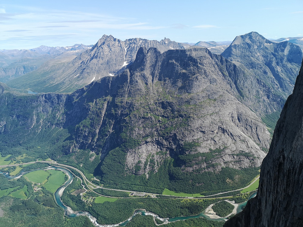 Det er langt ned til Romsdalen