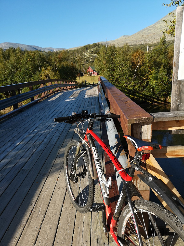 Jeg startet ved Gammelgarden. Det er ca 5 km derfra til Langglupdalen, så det er greit med sykkel, spesielt på tur hjem..