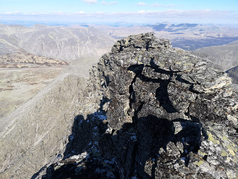 Ett forsøk på å få bilde fra eggen på nord-øst ryggen. Hvor den grønne trekanten er, er jeg usikker på, men det var halt klart den mest spennende delen av turen..