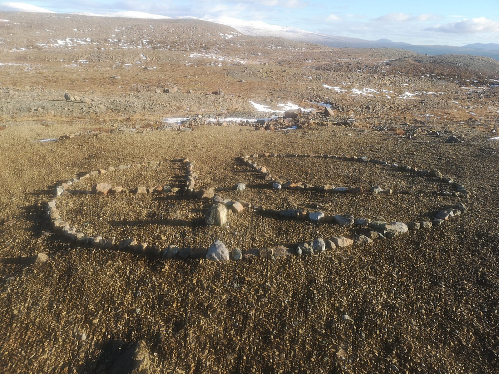 Midt på fjellet kom vi over dette. Ikke lett å si hva det kan være