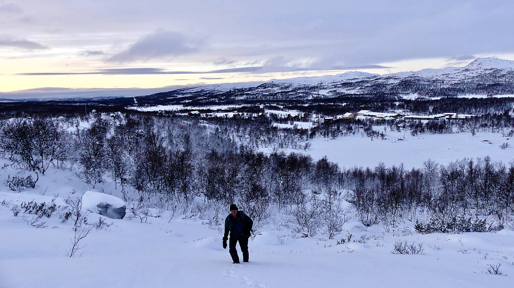 På tur opp over lia. Bak ligger Vauldalen fjellhotell der vi bodde