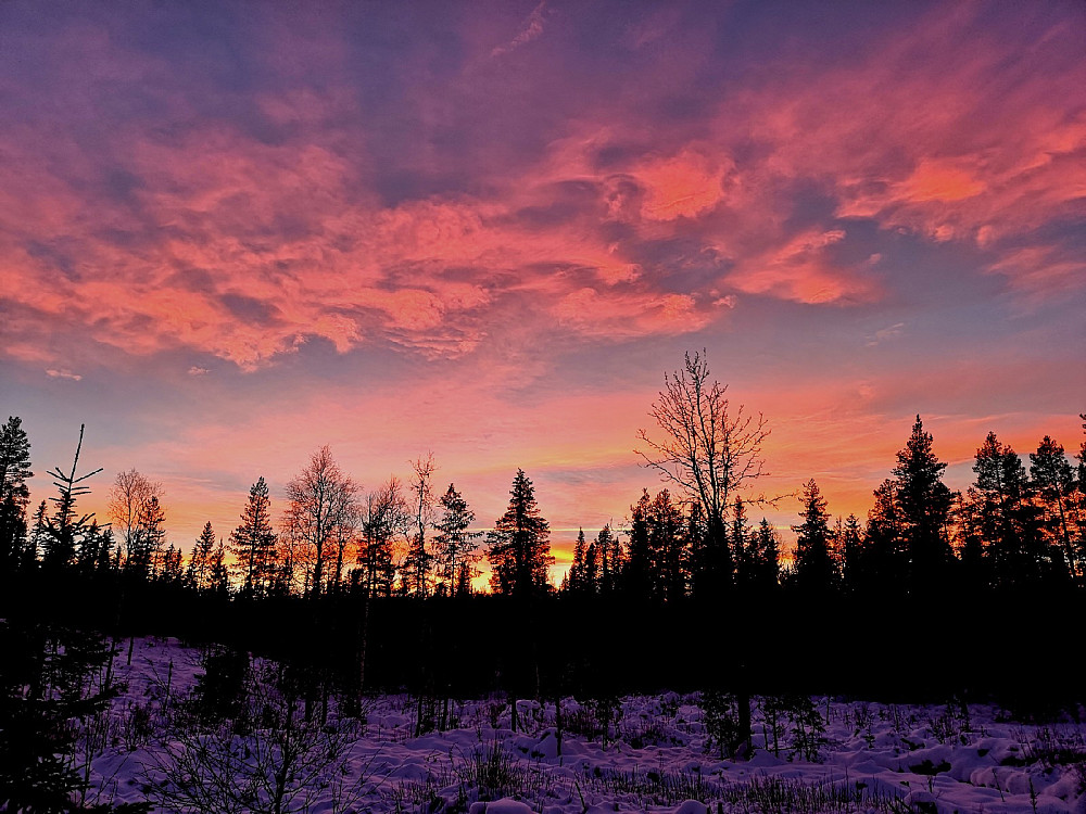 Flott slutt på dagen med himmel i brann.