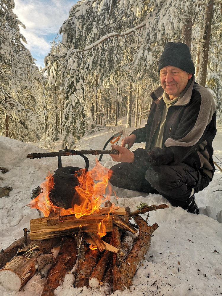 Arne gleder seg så til kaffe at han nesten ikke klarer å holde smilet tilbake