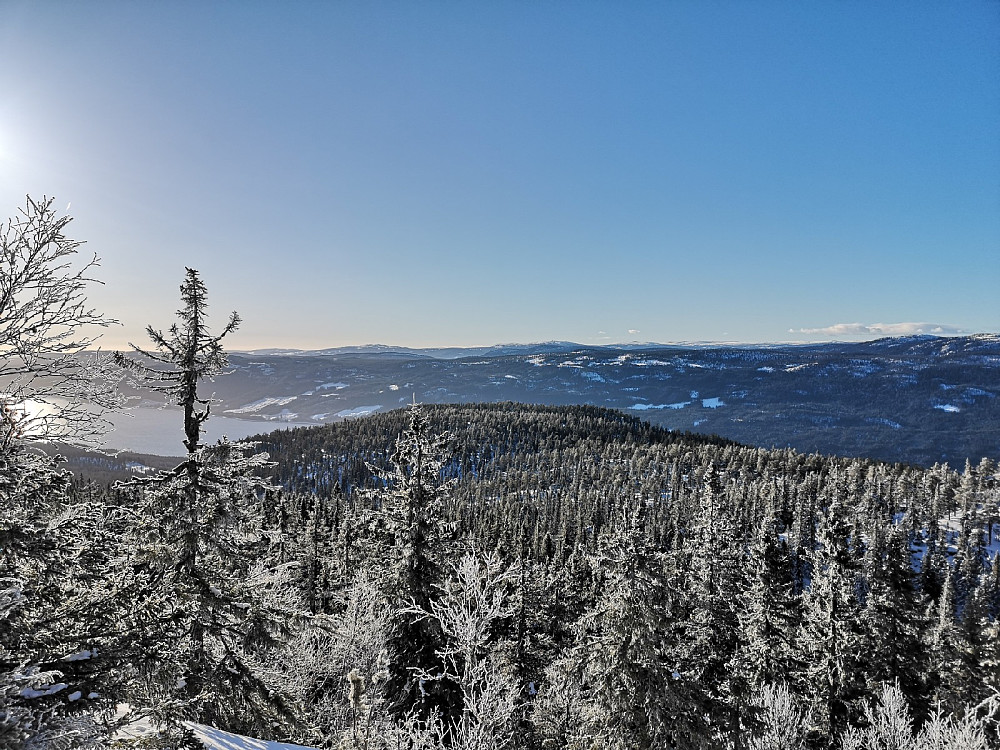 Utsikt mot sørvest, og Skramsliberget sørvest.