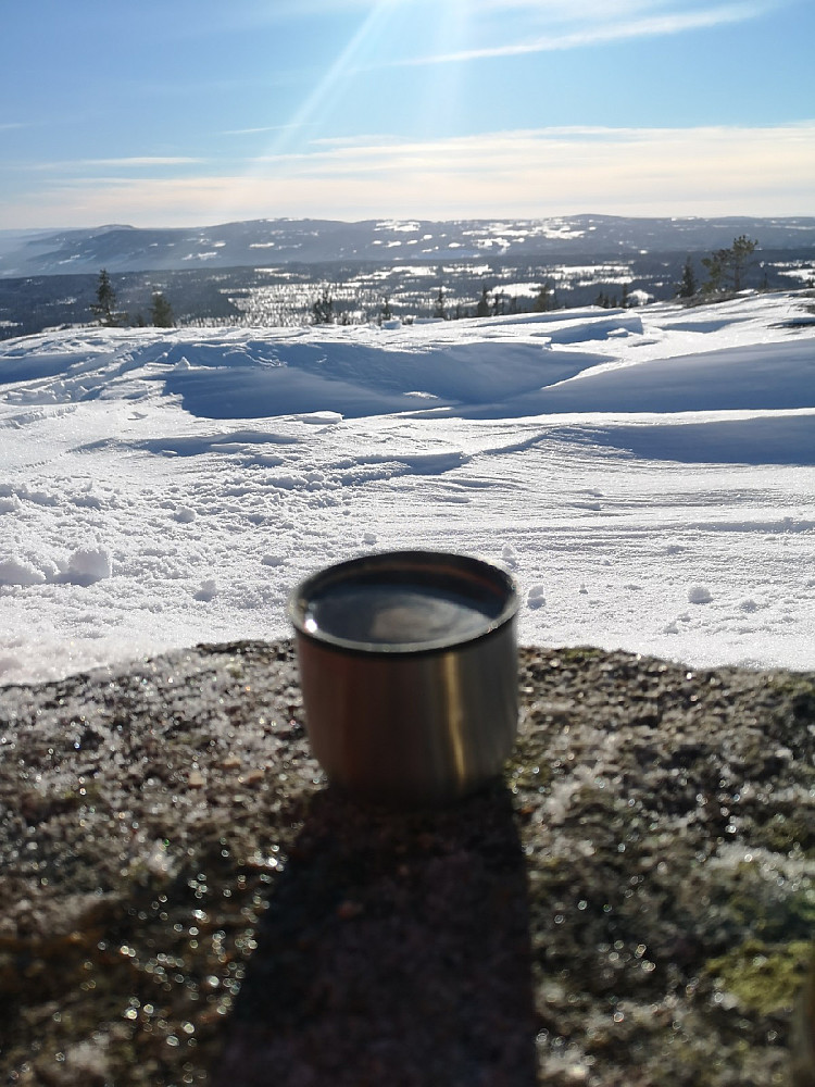 Kaffe på toppen. Ikke bålkaffe i dag, men pulverkaffe er også greit på en soldag som denne.