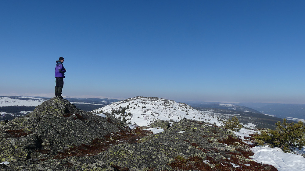 Arne på sørtoppen, hovedtoppen i bakgrunnen