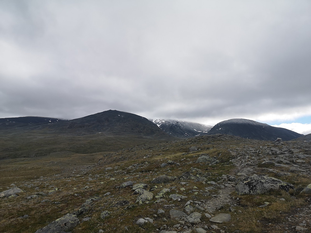 Etter oppstigningen fra Visdalen kom deler av Glittertind til syne. Toppen var dekket i skyer. Glitter-Rundhøe til høyre. Det hadde kommet en del snø på toppen 