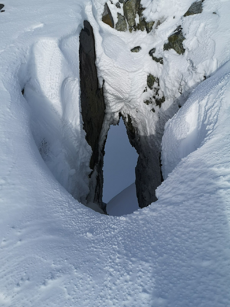 Her er hullet som går gjennom fjellet på vei mot Glitteroksle. Det var greit å se, men det hadde kommet en del snø i det siste, så mye av hullet var føyket igjen. Detter du nedi her kan man fort havne på baksiden av Glittertind mot Trollsteineggje.