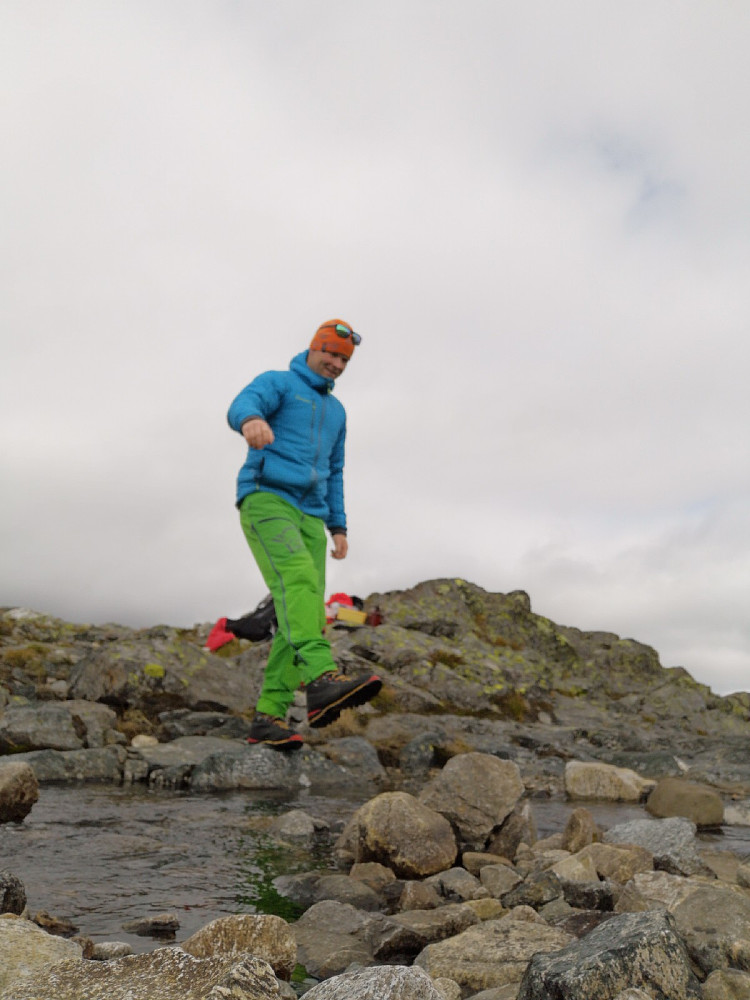 Jeg tok den første rasten ved foten av Ryggjehøe der ei lita elv krysser stien. Dette er siste sikre vannpost.