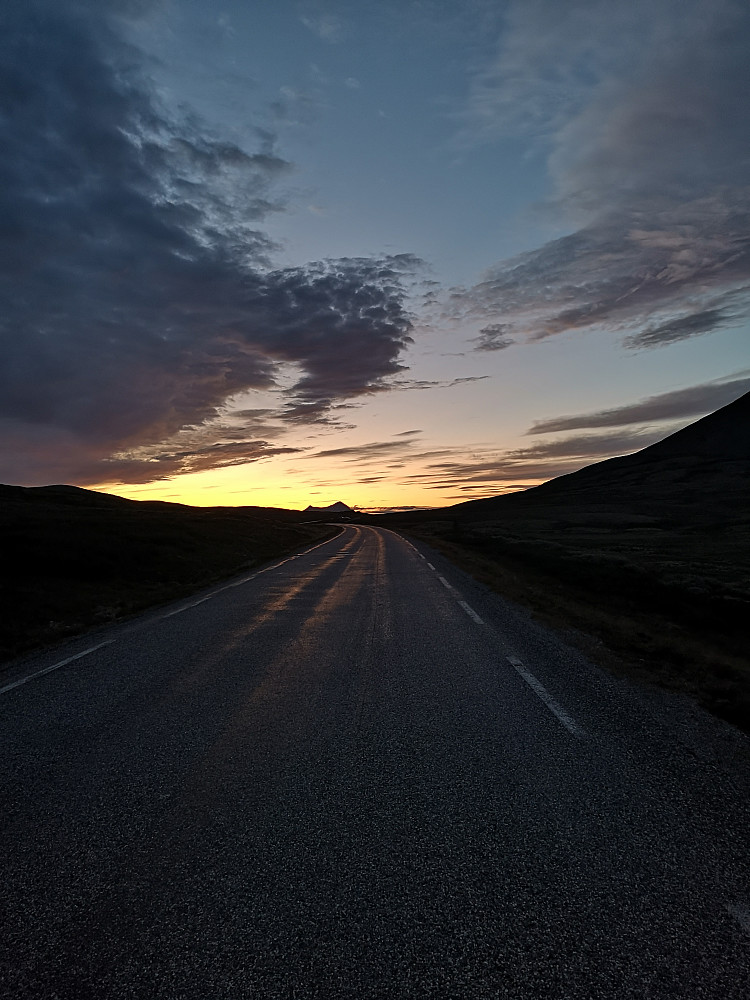 Avslutter turrapporten med et stemningsbilde over Venabygdsfjellet kl. 00:30. Silhuett av Alvdalssølen kan skimtes i enden av veien 