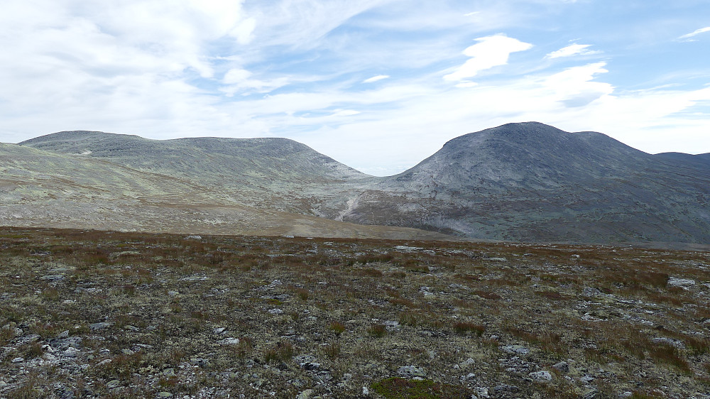 Gravskardet mellom Gravskardshøgda, og Skjellåkinna. Her er det et fangstanlegg fra den tid man drepte maten med stokker og steiner..