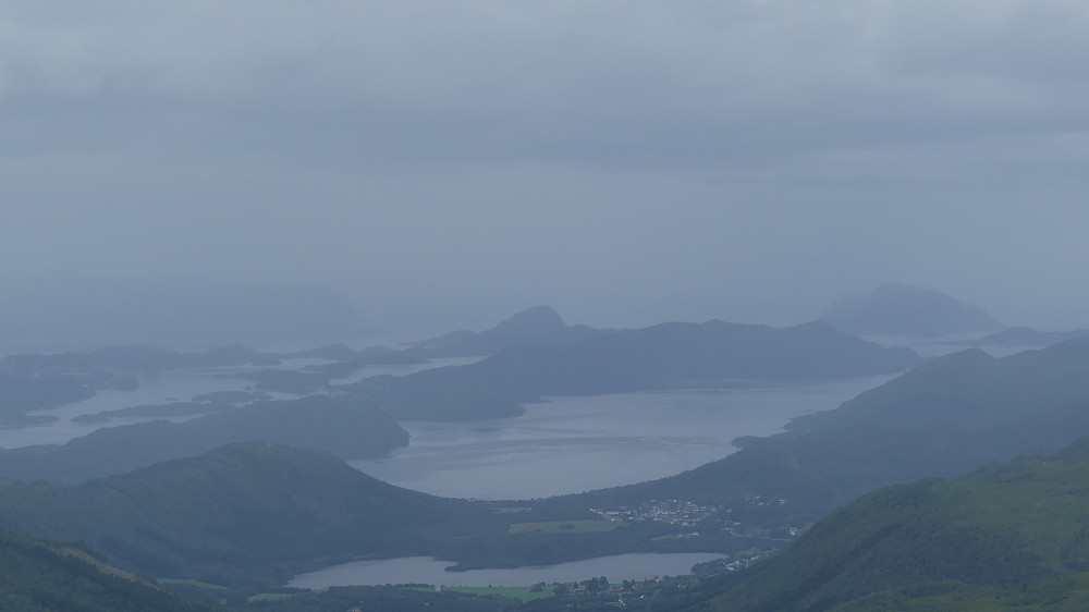 På toppen ser man bla. Ålesund. Godøya helt til høyre på bildet. Sukkertoppen sees omtrent midt i bildet