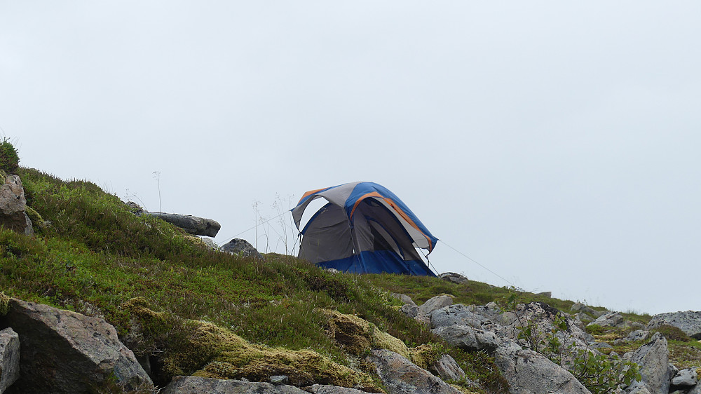 Midt i fjellsida stod det et forlatt telt. Sikkert noen som har evakuert fra regnværet.