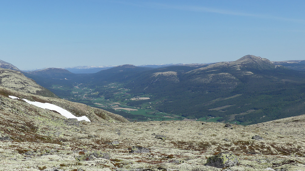 Utsikt sørover. Nordisætervola (1032 m) sees til høyre på bildet.