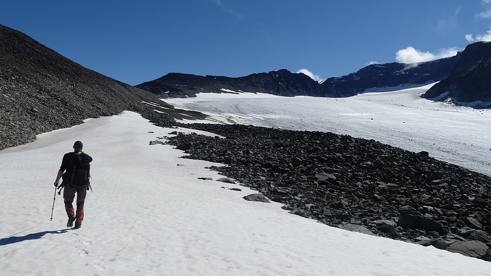 Vi gikk i kanten av isbreen store deler fra Smiugjeloksle og frem til oppstigningen til Trollsteineggje. 