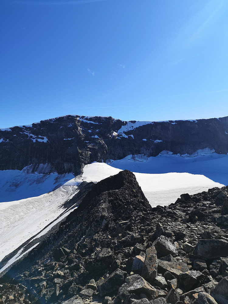 Bildet er tatt fra Trollsteineggjje (2300 m), eggen inn mot Glittertind.