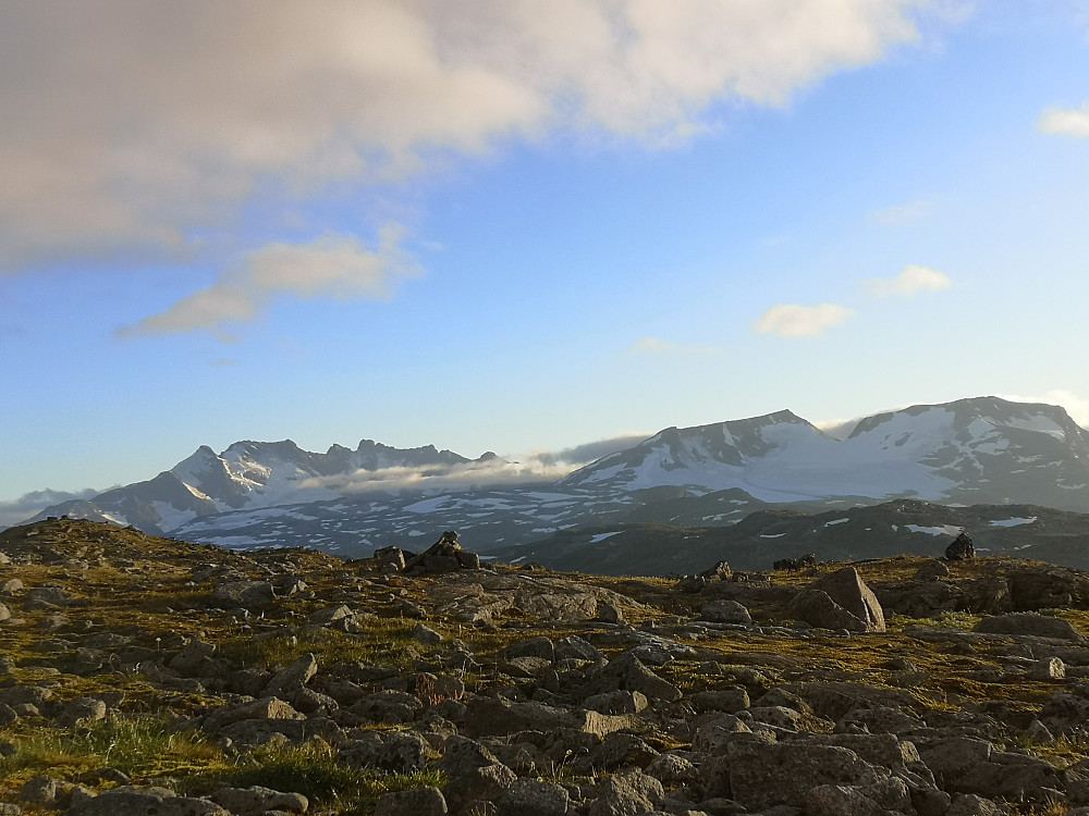 På vei ned til Krossbu fikk vi se fra høyre: Steindalsnosi, Fanaråkken, Skagastølsryggen, og Styggedalstinder