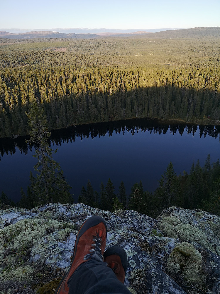 Her er jeg på Skramsliberget Sørøst og ser ned Heggedalstjønna.
