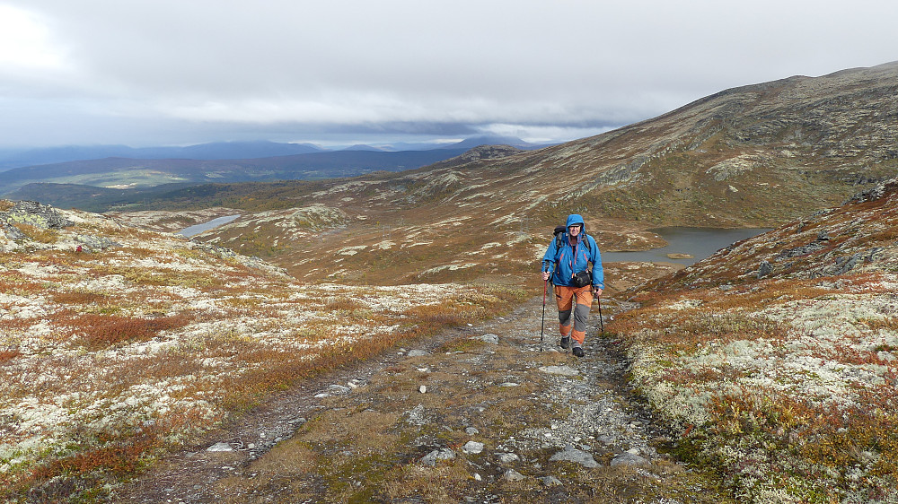 På vei opp til Sprenpiggen. Det var godt å ha hetta på hodet i den sure nordavinden. Bingstjønna til høyre.