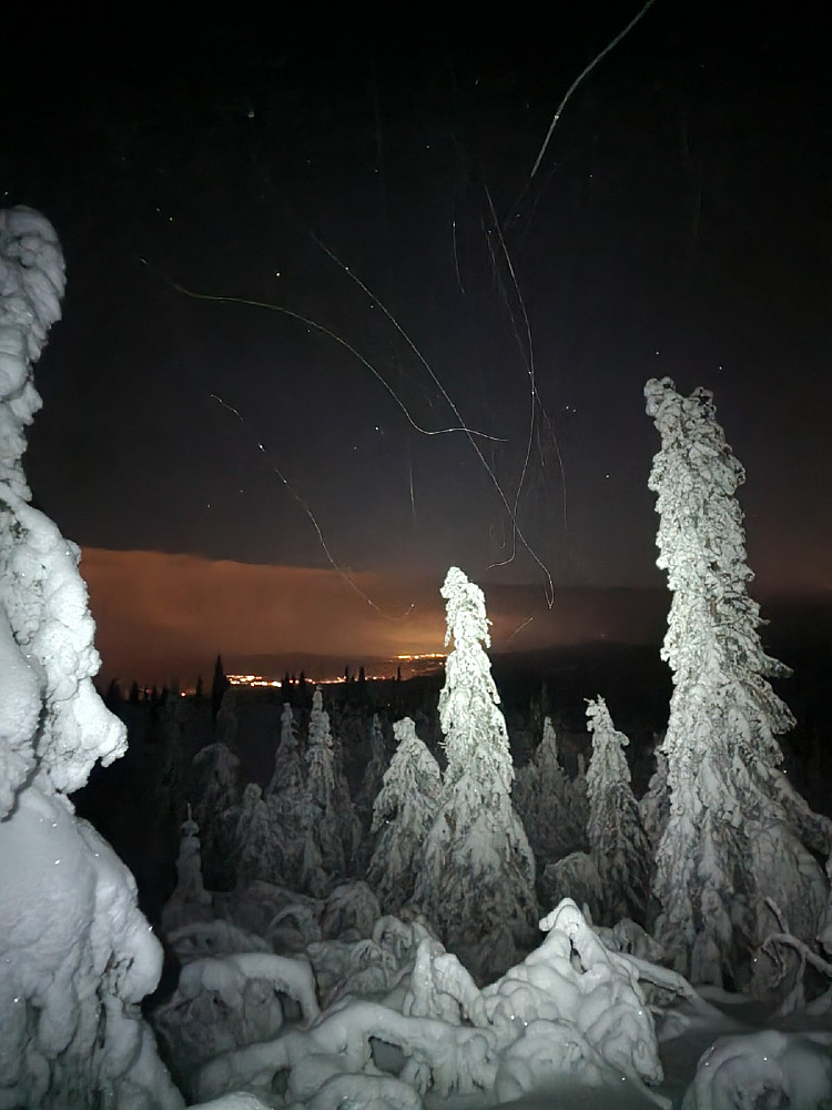 Lys fra Rena sentrum. Snø i lufta lager flotte streker på bildet