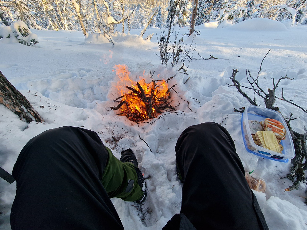 Da jeg kom opp i skogen var det tid for litt mat. Det var kaldt, så jeg bestemte meg for å lage et bål. Uten øks, sag eller oppfyringsved i sekken, så fikk jeg fyr. Jeg hadde bare to fyrstikker igjen i esken, men det holdt.