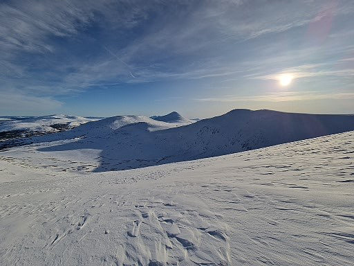 Vi kjørte ned fra den siste toppen her. Fin nedkjøring, hadde vært nydelig på rando.. Litt i det bratteste laget hvis det er snøskredfare, men det var hardt og fint.