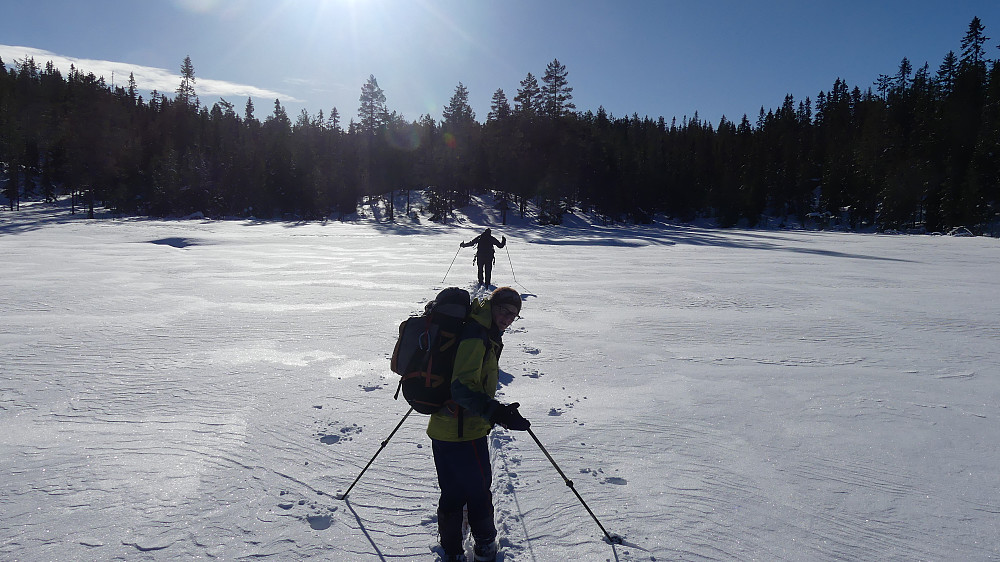 Vi har snart krysset Svarttjennet. Det var en del sørpe under isen, så det ble litt kladder under skia..