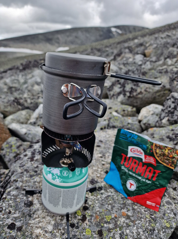 Etter å ha vært på Leirhøe Nord (2077 moh) ble det varm lunsj/middag. Spiterhøe i bakgrunnen